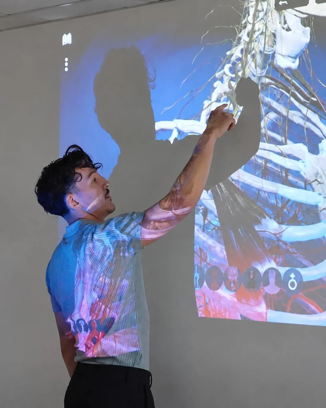Explication de l’anatomie du dos sur une projection murale