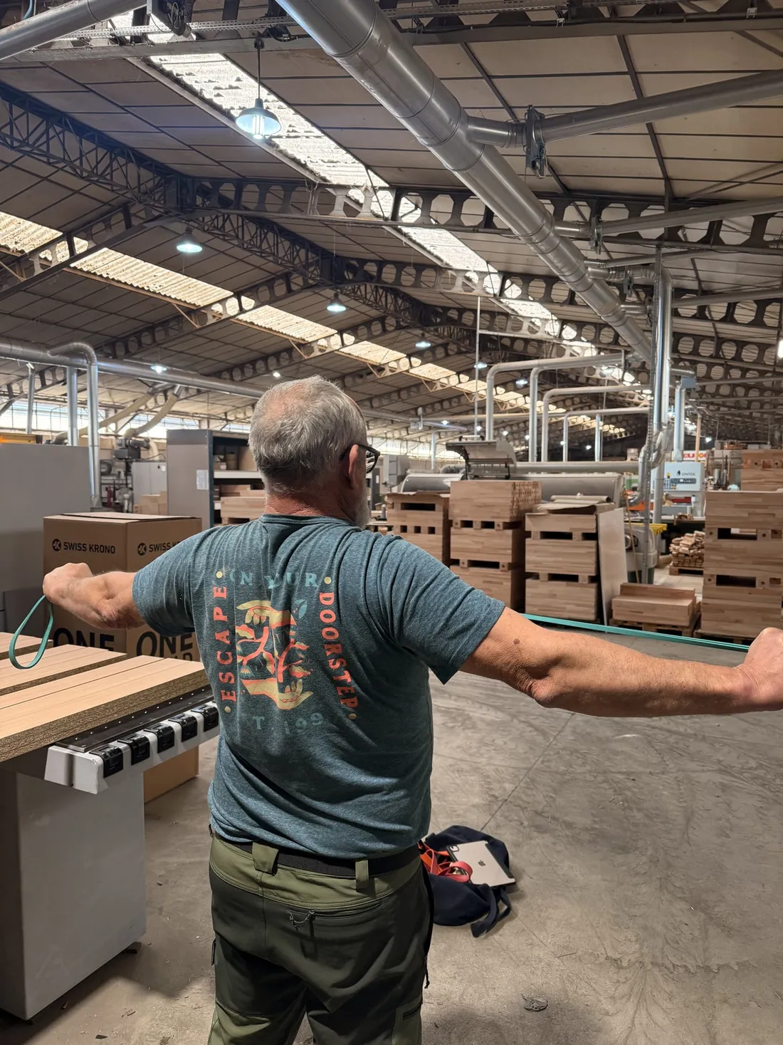 Un salarié en mouvement dans l’atelier René Pierre